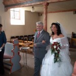 Ernst führt Manuela zum Altar